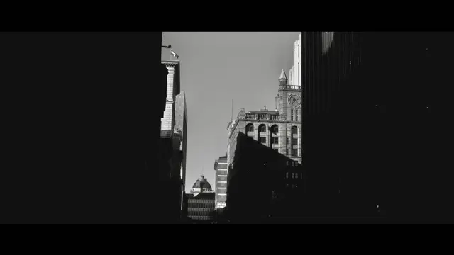 شق ضيق من الضوء يقسم عمارة المدينة الداكنة.